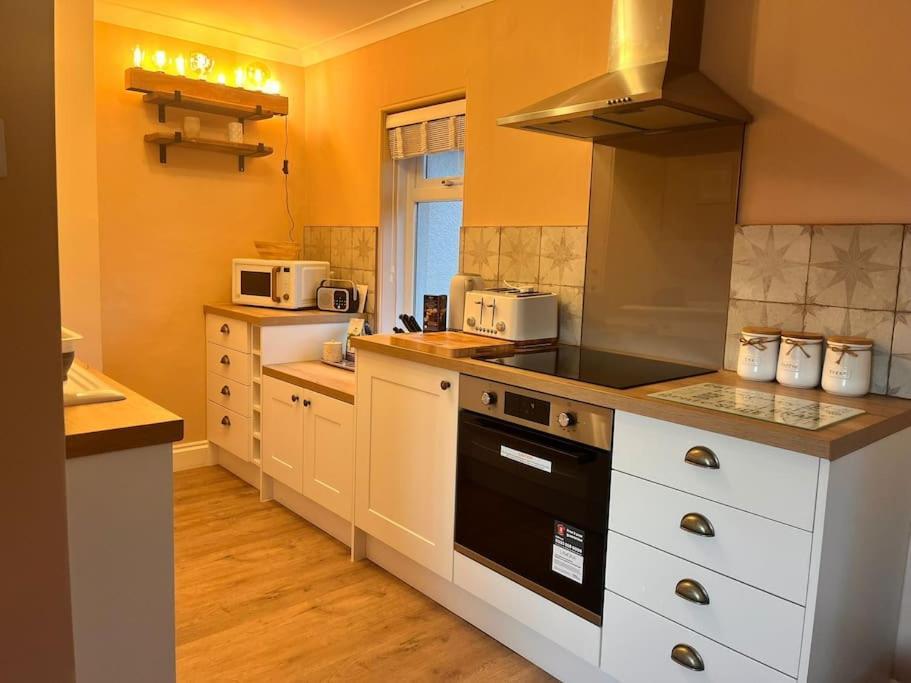 Blue Anchor House - Seaview, Hot Tub Apartments Экстерьер фото