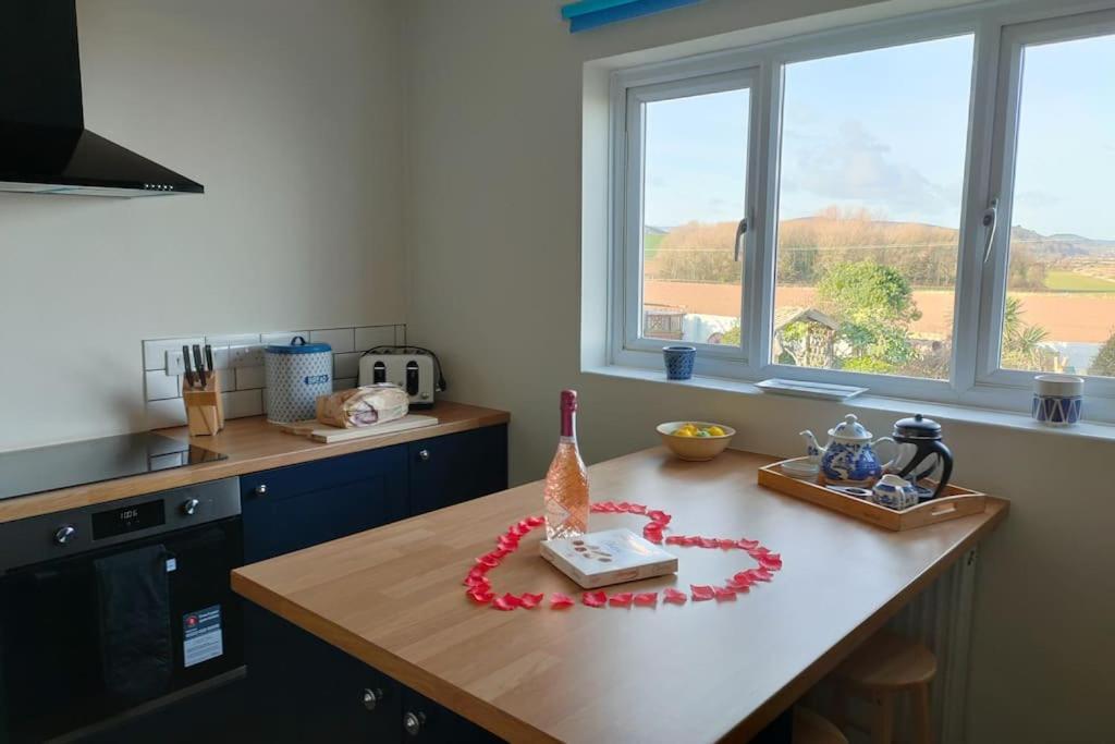 Blue Anchor House - Seaview, Hot Tub Apartments Экстерьер фото