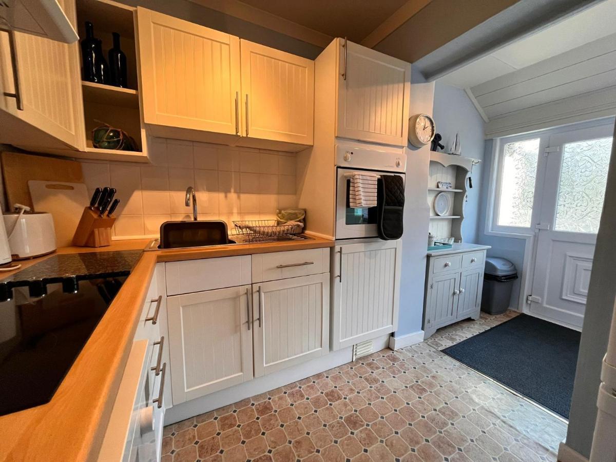 Blue Anchor House - Seaview, Hot Tub Apartments Экстерьер фото