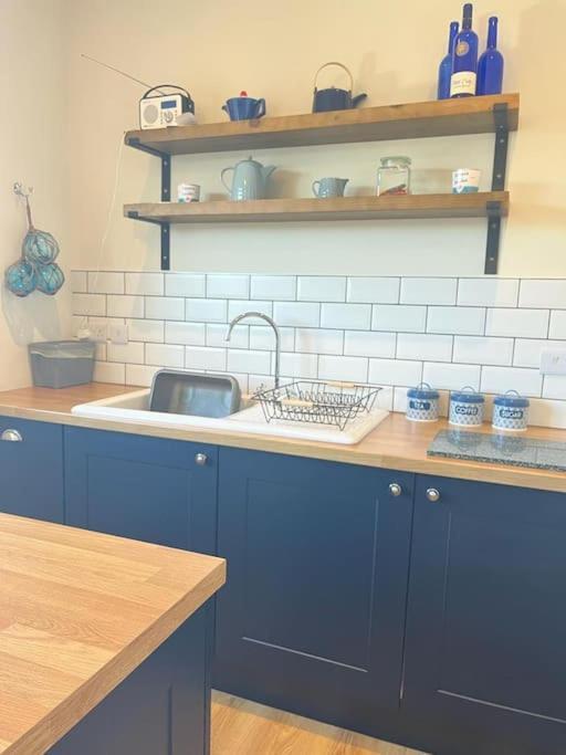 Blue Anchor House - Seaview, Hot Tub Apartments Экстерьер фото