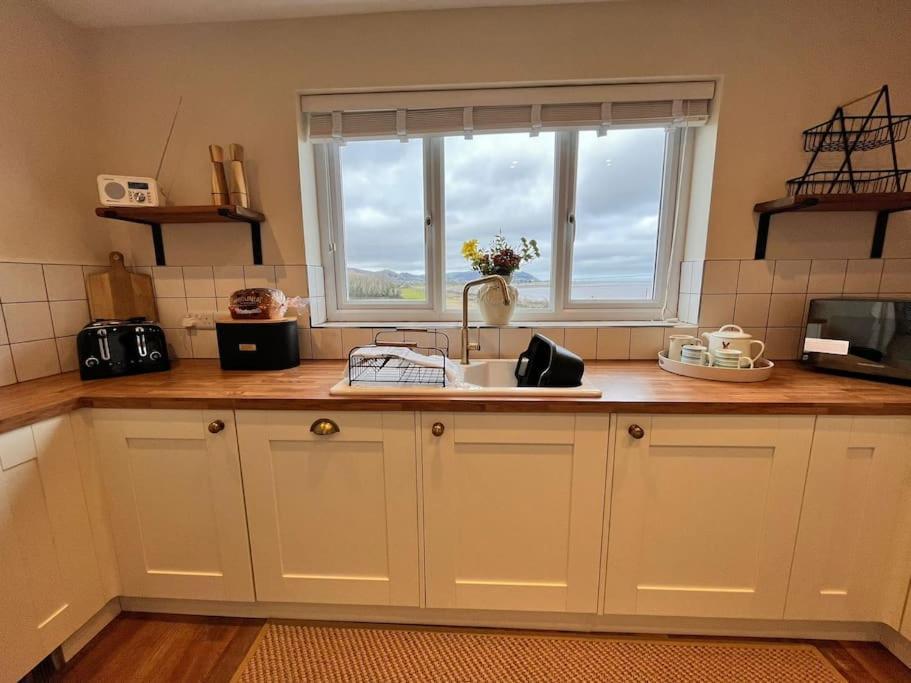Blue Anchor House - Seaview, Hot Tub Apartments Экстерьер фото